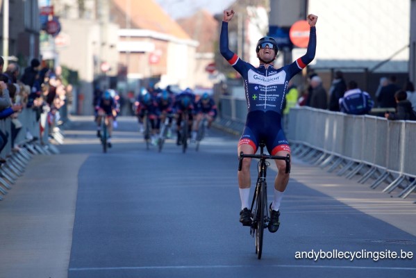 Warre Vangheluwe solo naar eerste zege van het seizoen (foto's